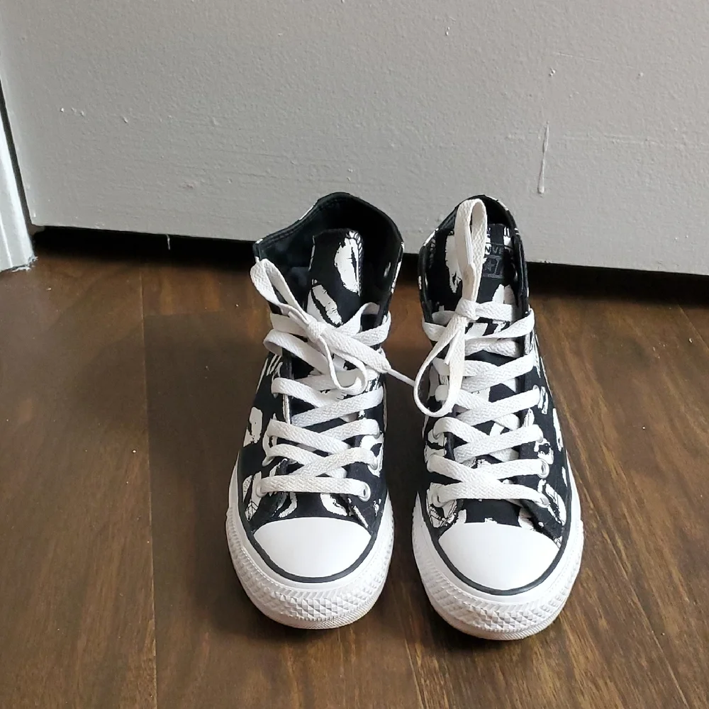 Converse Black and White Lip Print Sneakers - Picture 4 of 8